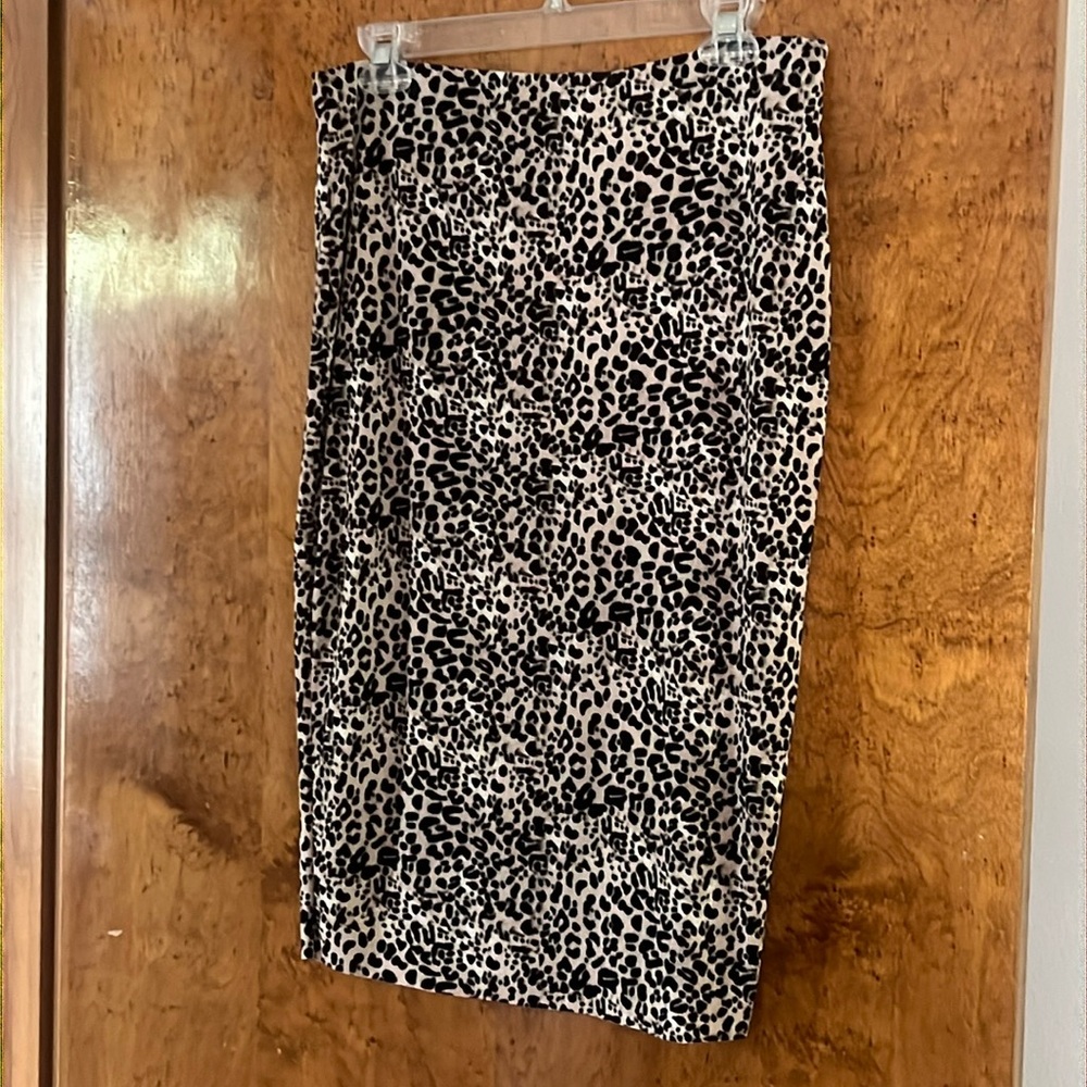 Vince Camuto  Leopard-Print Soft 26” length Skirt! Size SM Elastic 30” Waist!